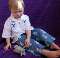 Simple Toddler Pants Pattern http://indietutes.blogspot.ca/2011/04/bunny-bottoms-free-pants-pattern.html